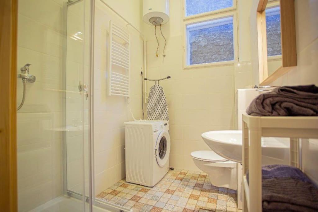 Cosy 2 Bedroom Flat In Akacfa St., Sol Budapest Exterior photo