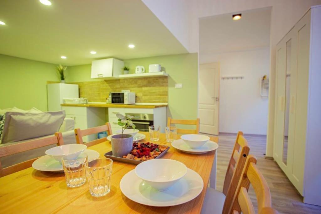 Cosy 2 Bedroom Flat In Akacfa St., Sol Budapest Exterior photo